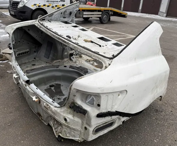 OEM PAS TYŁ TYLNY WANNA BŁOTNIKI Toyota Avensis T27 Sedan image 5