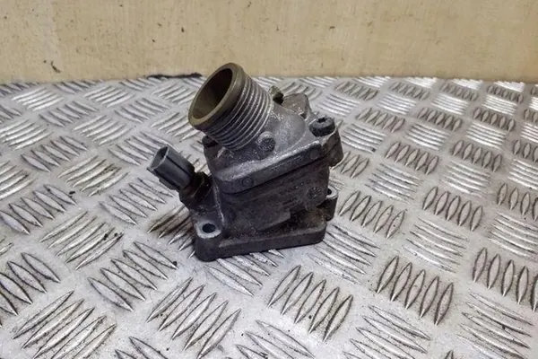 Carcasa de termostato VOLVO XC70 II 2.4L Diesel image 2