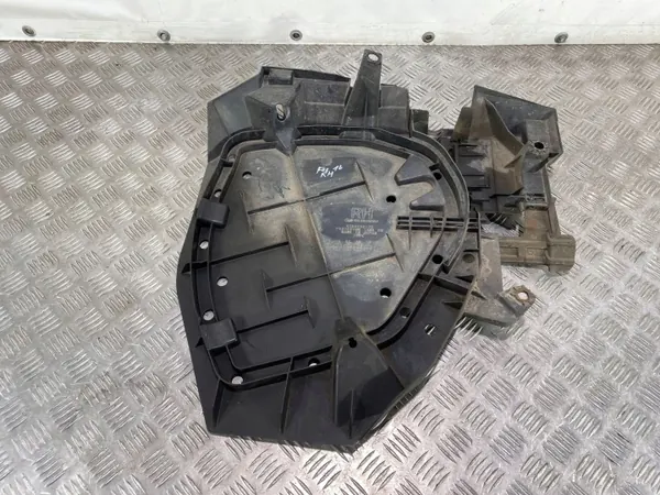 Escudo tanque combustible Subaru OEM FBZ20631 - Usado image 2