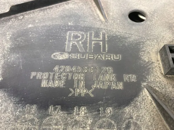 Escudo tanque combustible Subaru OEM FBZ20631 - Usado image 3
