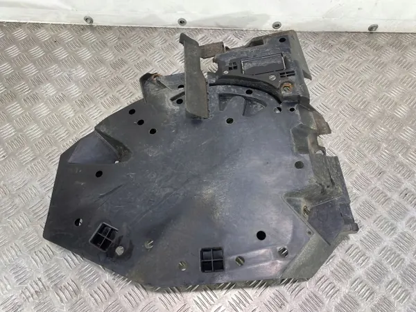 Escudo tanque combustible Subaru OEM FBZ20631 - Usado image 4
