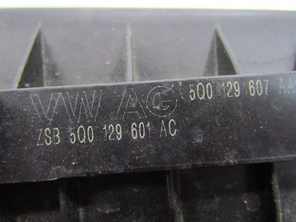 OEM 5Q0129601AC Luftfilterhus - Begagnad image 8