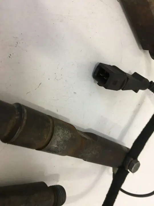 Set di iniettori Volkswagen Golf 4 028130202P 028130202Q image 3