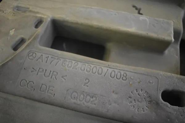 OEM A1776826600 Tavaratilan hyllyn eristys Mercedes W177 image 3