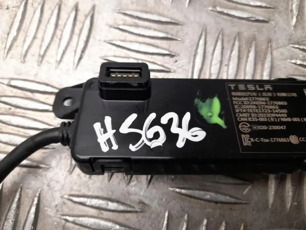 Tesla Model 3 2024 USB-syöttölaitteisto OEM 1771993-00-J image 3
