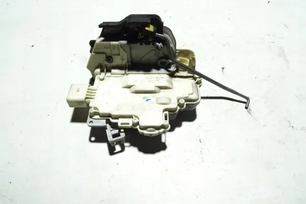 Höger framdörrslås AUDI A4 8E2837016AA image 2