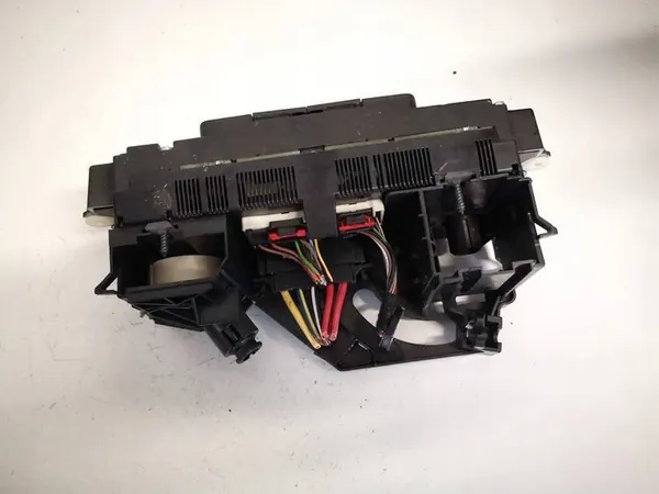 Volkswagen Touran Klimaanlagenbedienfeld (Heizschalter) OEM image 2