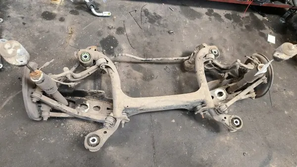 Achterbalk OEM BELKA / SANKI TYŁ voor Audi A4 B9 S-Line image 3