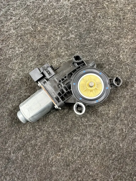 Skoda Fabia II höger framfönstermotor OEM 6Q2959801E image 4