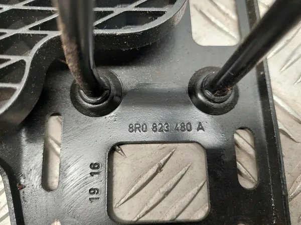 Audi Q5 SQ5 Framsidan Motorhuv Lås 8R0823480A image 2