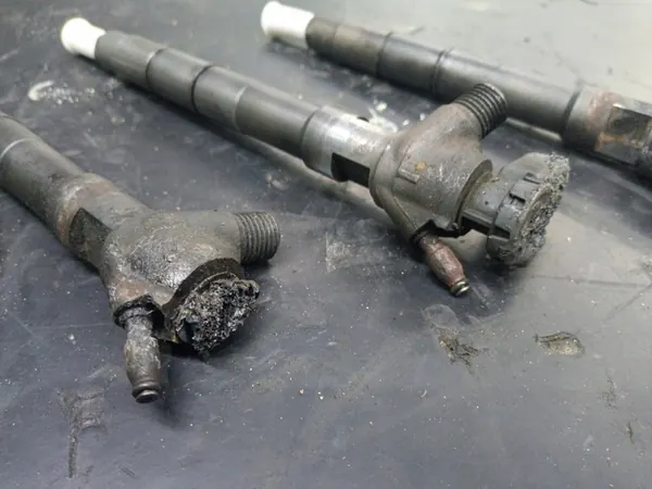 Iniettore VW Crafter T5 T6 2.0 TDi 03N130277J image 2