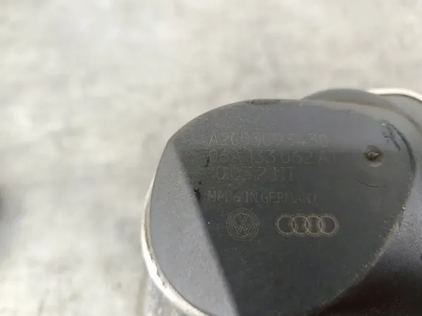 Corps de papillon OEM 06A133062AT pour VW Golf V 1.6 8V image 8