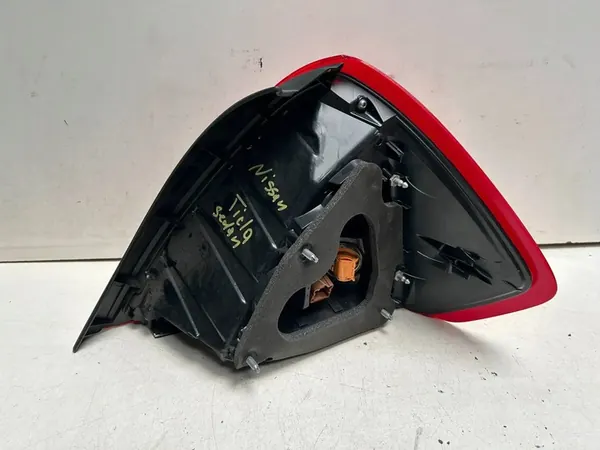 Lámpara trasera derecha Nissan Tida Sedan image 6