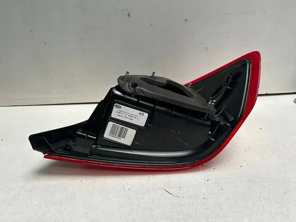 Lámpara trasera derecha Nissan Tida Sedan image 7