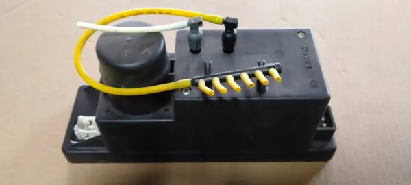 Mercedes central låspump OEM 2108000048 - Begagnad image 3