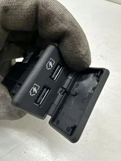 USB-portti OEM 253315SA0A Nissan Leaf ZE1 2020 image 3