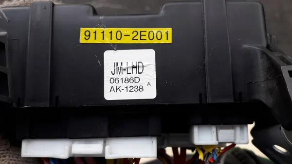 Caja de fusibles Hyundai Tucson I OEM 91110-2E001 - Usado image 3