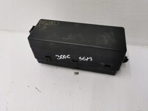 Zekeringkast Chrysler 300C OEM P04607558AD - Gebruikt image 2