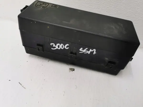 Zekeringkast Chrysler 300C OEM P04607558AD - Gebruikt image 3