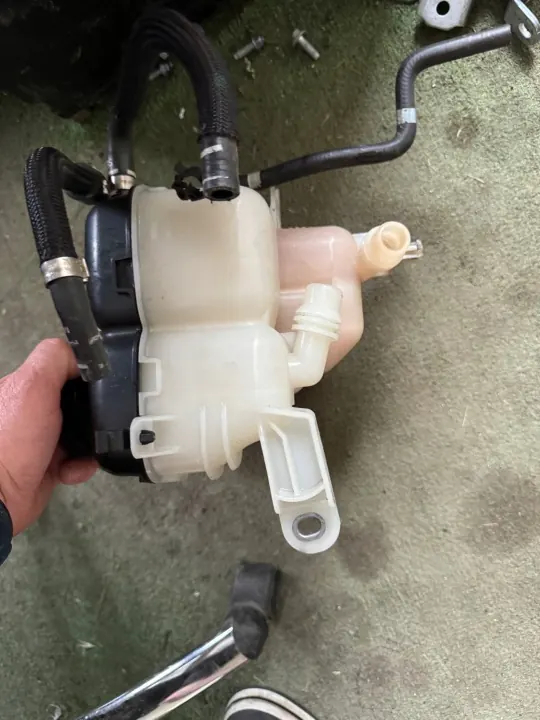 Tanque de nivelamento Maserati Ghibli OEM 18697 - Usado image 3