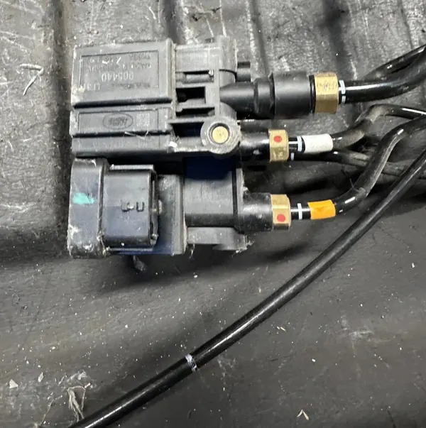 Rear Suspension Distributor Range Rover Velar L560 JPLA-5B710-AA image 5