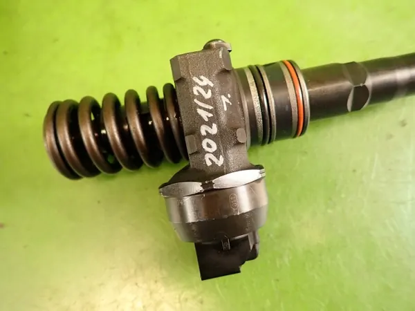 Inyector OEM 038130073AQ para VW BORA 1.9 TDI image 3