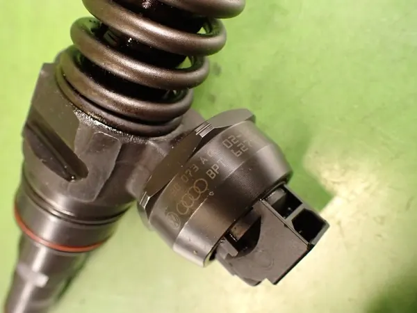Inyector OEM 038130073AQ para VW BORA 1.9 TDI image 6