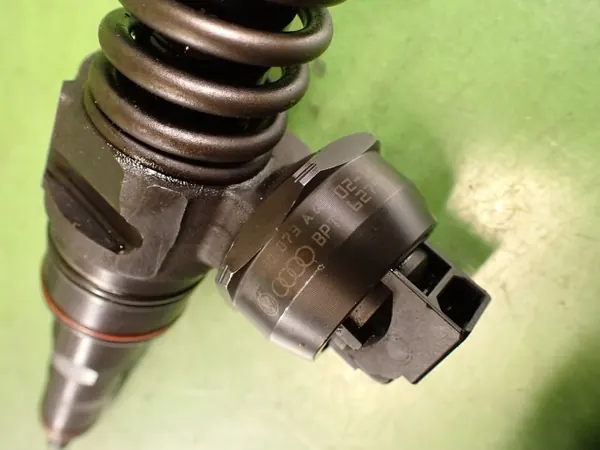 Inyector OEM 038130073AQ para VW BORA 1.9 TDI image 7