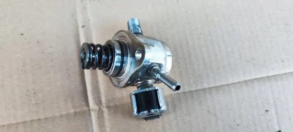 Toyota CHR 2.0 Hybride brandstofpomp OEM 23101-F2010 image 2