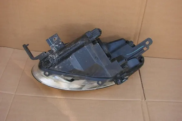 Farol direito Fiat 500L OE 51883592 image 10