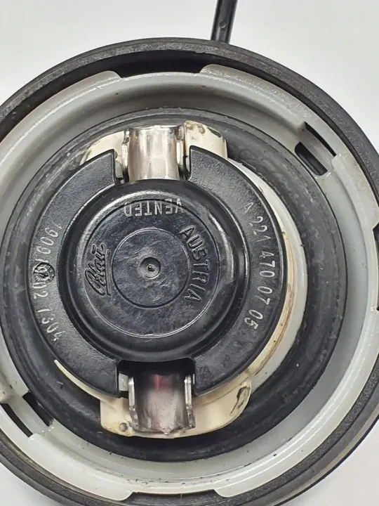 Polttoainesäiliön kansi Mercedes W207 A2214700705 image 3