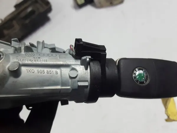 Clé de contact Skoda Yeti OEM TOC50738 Occasion image 4