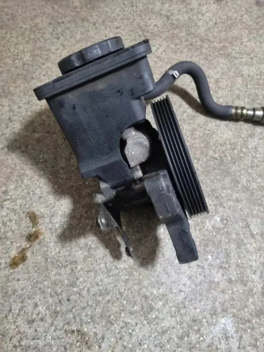 Suporte da bomba de direção BMW OEM 2247599 - Usado image 4