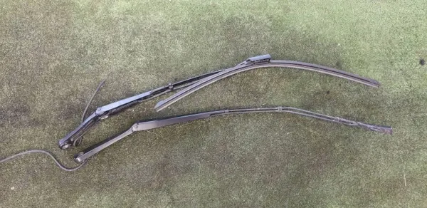 Tesla Model Y Wischerarm OEM 162823000A - Vorne image 2