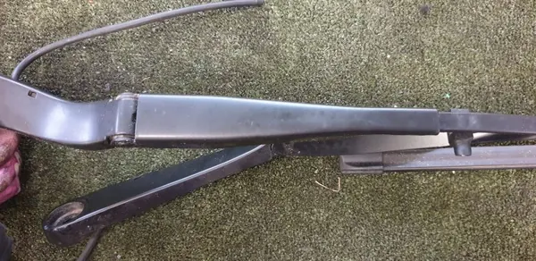Tesla Model Y Wischerarm OEM 162823000A - Vorne image 3