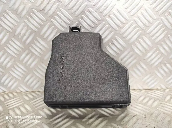 Caixa de fusíveis completa dianteira Toyota Yaris 826620D710A image 1