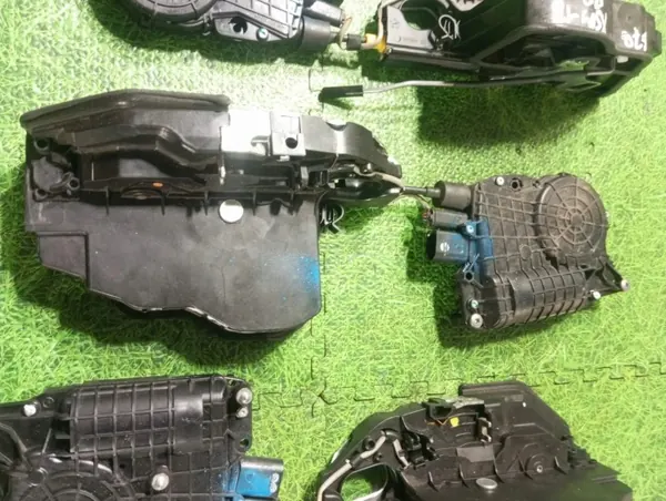 BMW X5 E70 Lock Set OEM 4153309300 - Used image 3