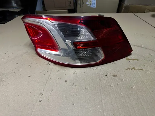 Luz trasera derecha Peugeot 301 image 2