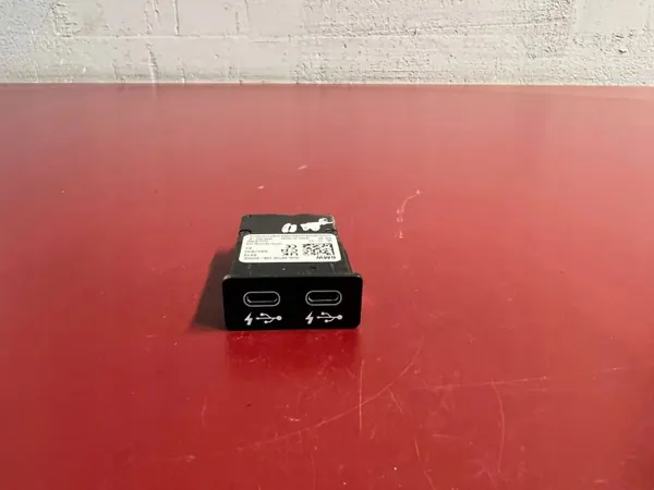 Port USB-C de charge actif BMW OEM 5A57B32 image 2