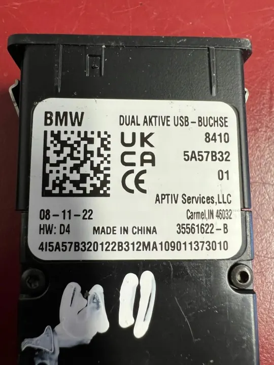 Port USB-C de charge actif BMW OEM 5A57B32 image 3