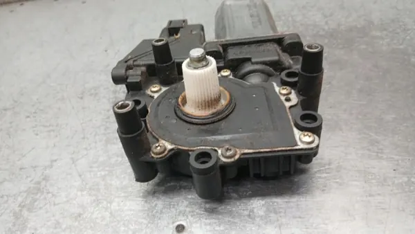 Höger frammotor VOLVOMAR-141400 Audi A3 8L 1.6B image 5