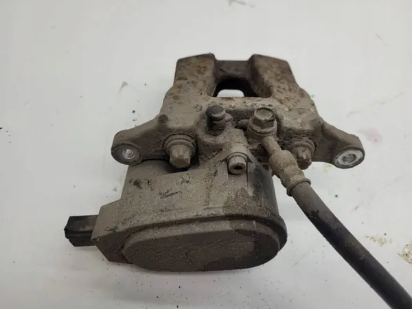Pinza de freno trasera derecha OEM AUST131654 - Usada image 3