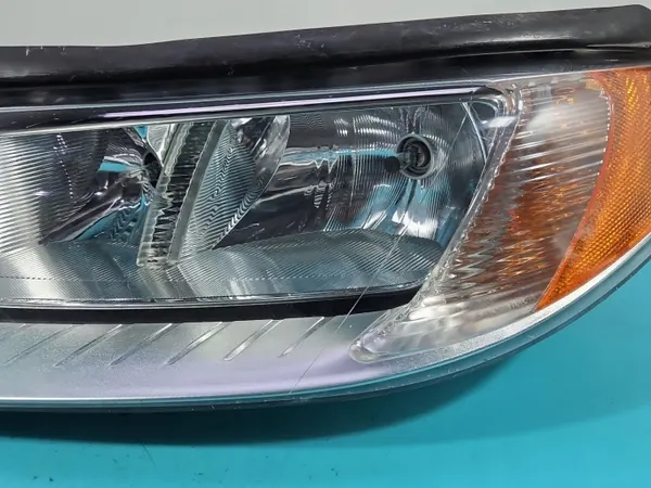 Phare gauche VOLVO V70 III OEM 31214351 image 4