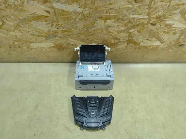 Radio Ford Fiesta MK7 AM5T-18C815PD - Usado image 2