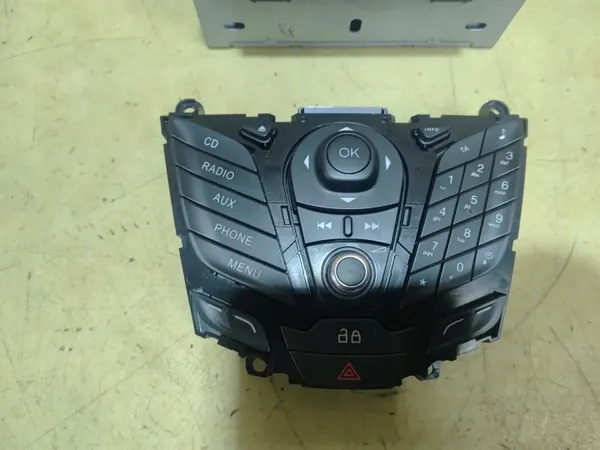 Radio Ford Fiesta MK7 AM5T-18C815PD - Usado image 3