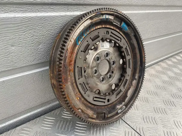 Volante bimassa SKODA FABIA III 1.4 TDI OEM 04B105266C image 2