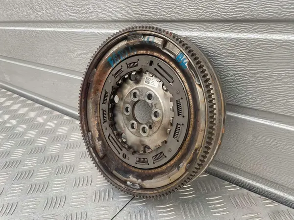 Volante bimassa SKODA FABIA III 1.4 TDI OEM 04B105266C image 3