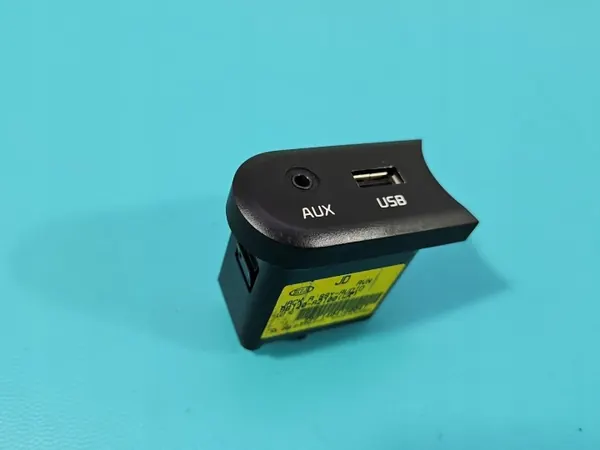 Prise USB OEM 96120-A2100 pour Kia Ceed II 2012-2018 image 2