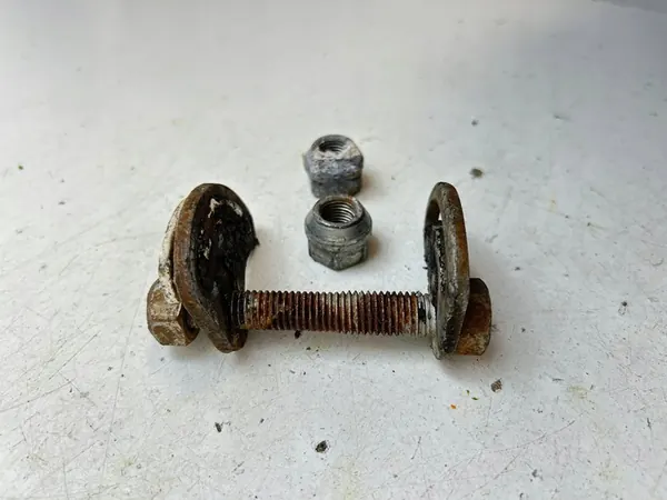 Boulon d'alignement de suspension avant Cadillac Escalade IV 2018 MAM79967 image 2