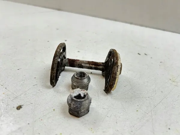 Boulon d'alignement de suspension avant Cadillac Escalade IV 2018 MAM79967 image 4